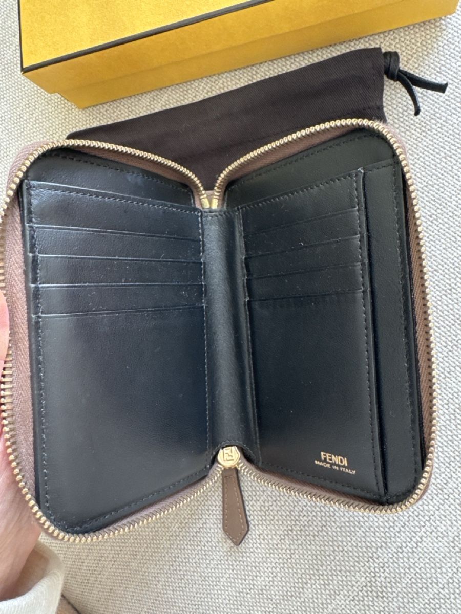 Fendi Portamonete: Fendi Portefeuille zippé – Nuovo (secondo la descrizione) da Les Acacias venduto da Janar 2
