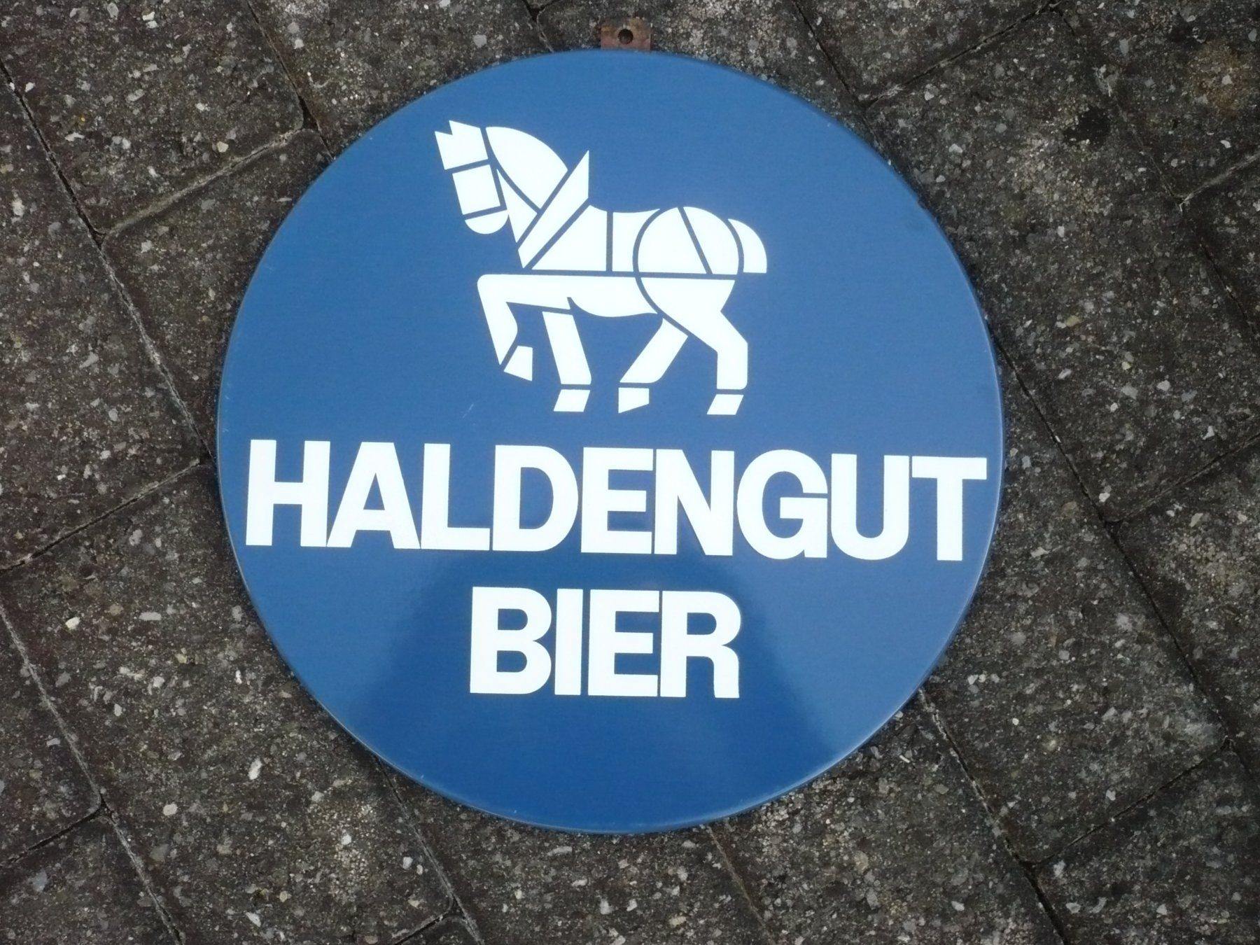 Haldengut Ecriteaux: Emaille Schild HALDENGUT BIER – D'occasion à Biberist par Urmel