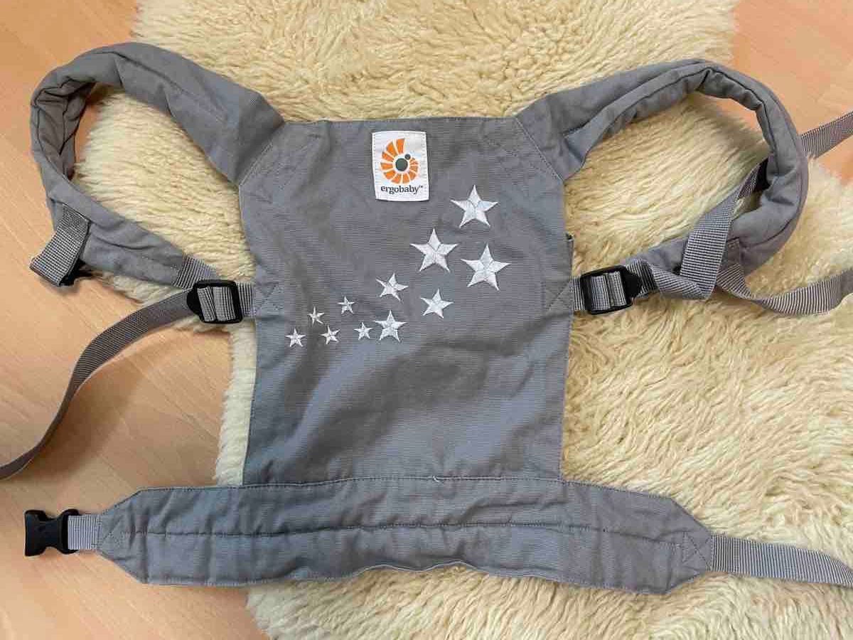 Spielzeuge: Puppentrage grau mit Sternenmuster, Ergobaby – Gebraucht aus Hinwil von Birebaum_1 1