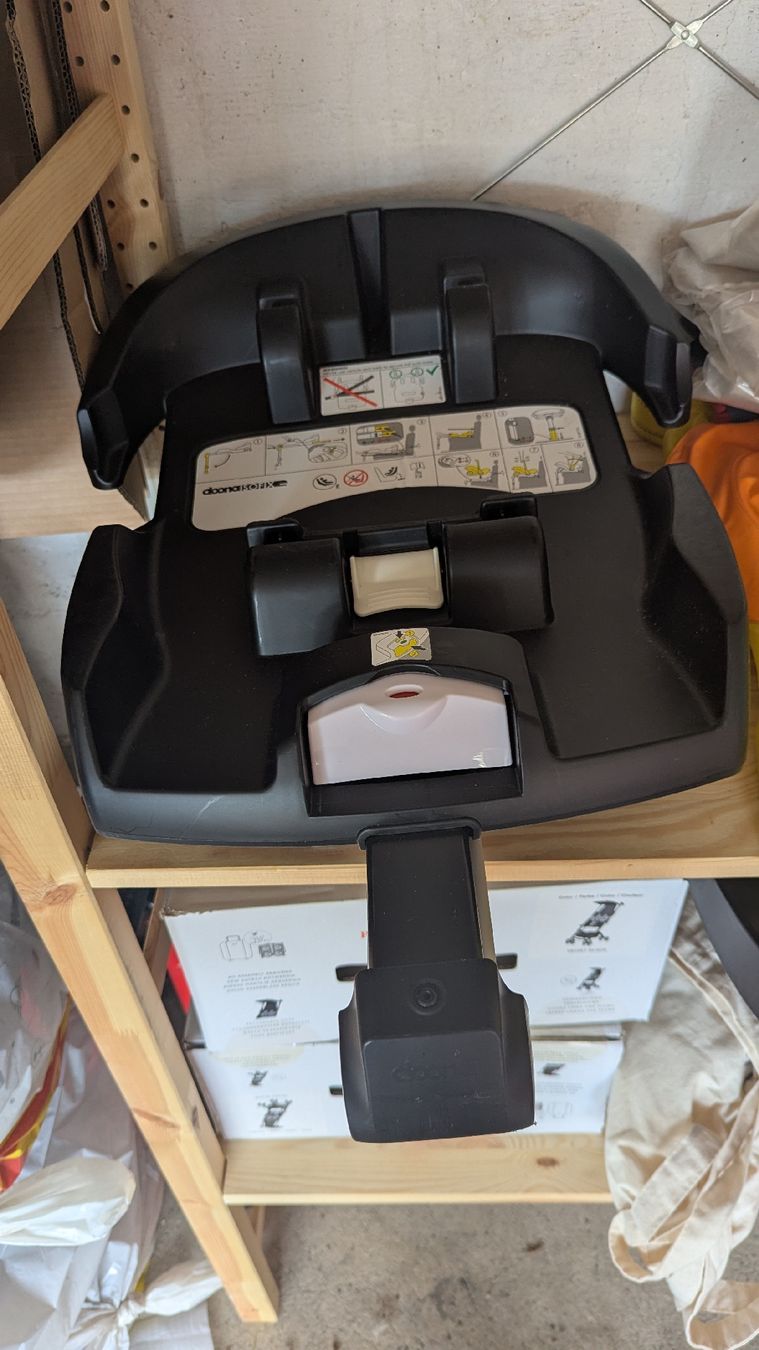 Doona Seggiolini per auto: Doona+ stroller and car seat with Isofix base – Usato da Meilen venduto da altt 1