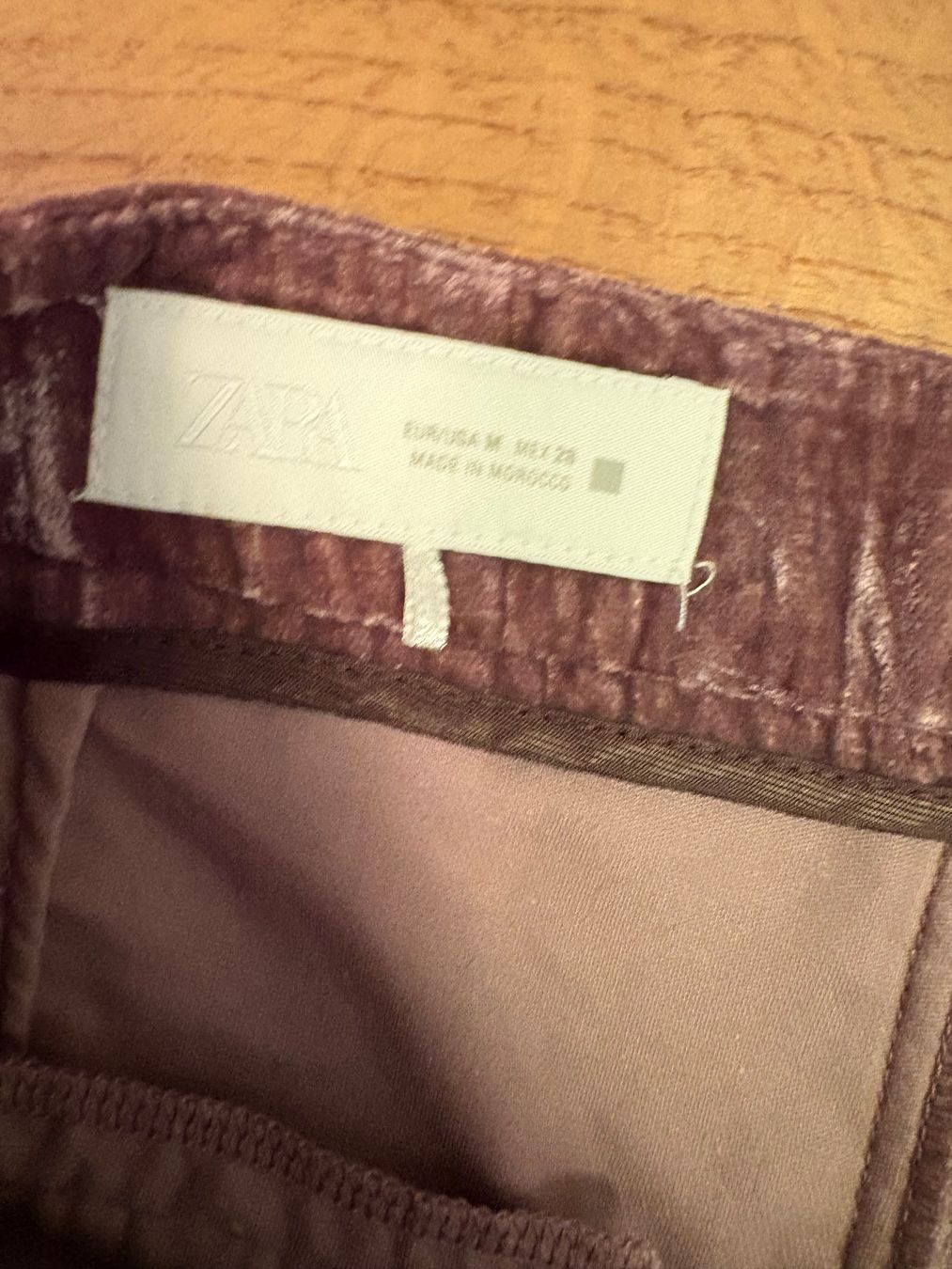 Zara Completi & Tailleur: Samt-Anzug mit Federn, Grösse M Neuwertig! – Usato da Gutenswil venduto da mse_hbj5 7