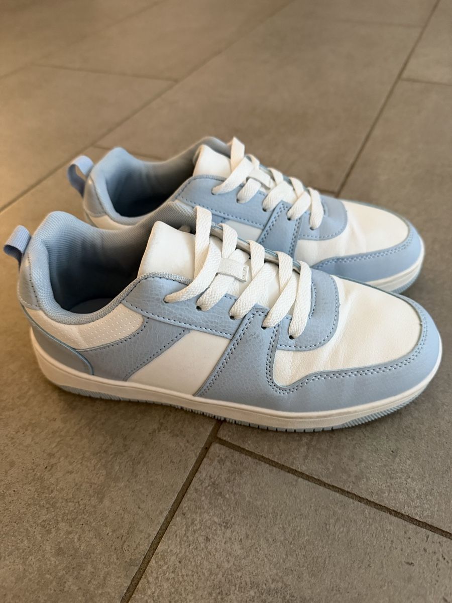 Scarpe da donna: Hellblaue Sneakers – Usato da Othmarsingen venduto da J_Shop