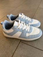 Hellblaue Sneakers