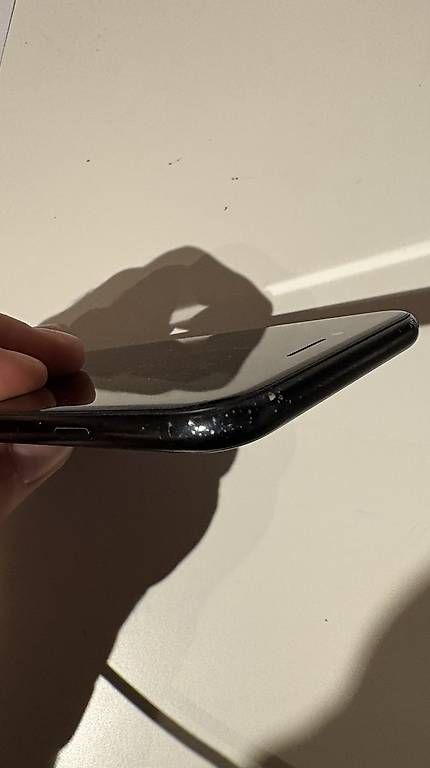 Telefoni cellulari / Smartphones: iPhone SE (2020) – Usato da Farvagny-le-Grand venduto da Basilom 3