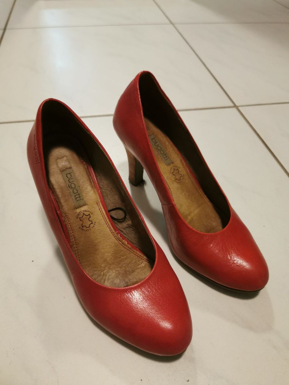 Bugatti Scarpe da donna: Rote Bugatti Lederschuhe Gr. 38 Absatzschuhe – Usato da Oberglatt ZH venduto da JulFul