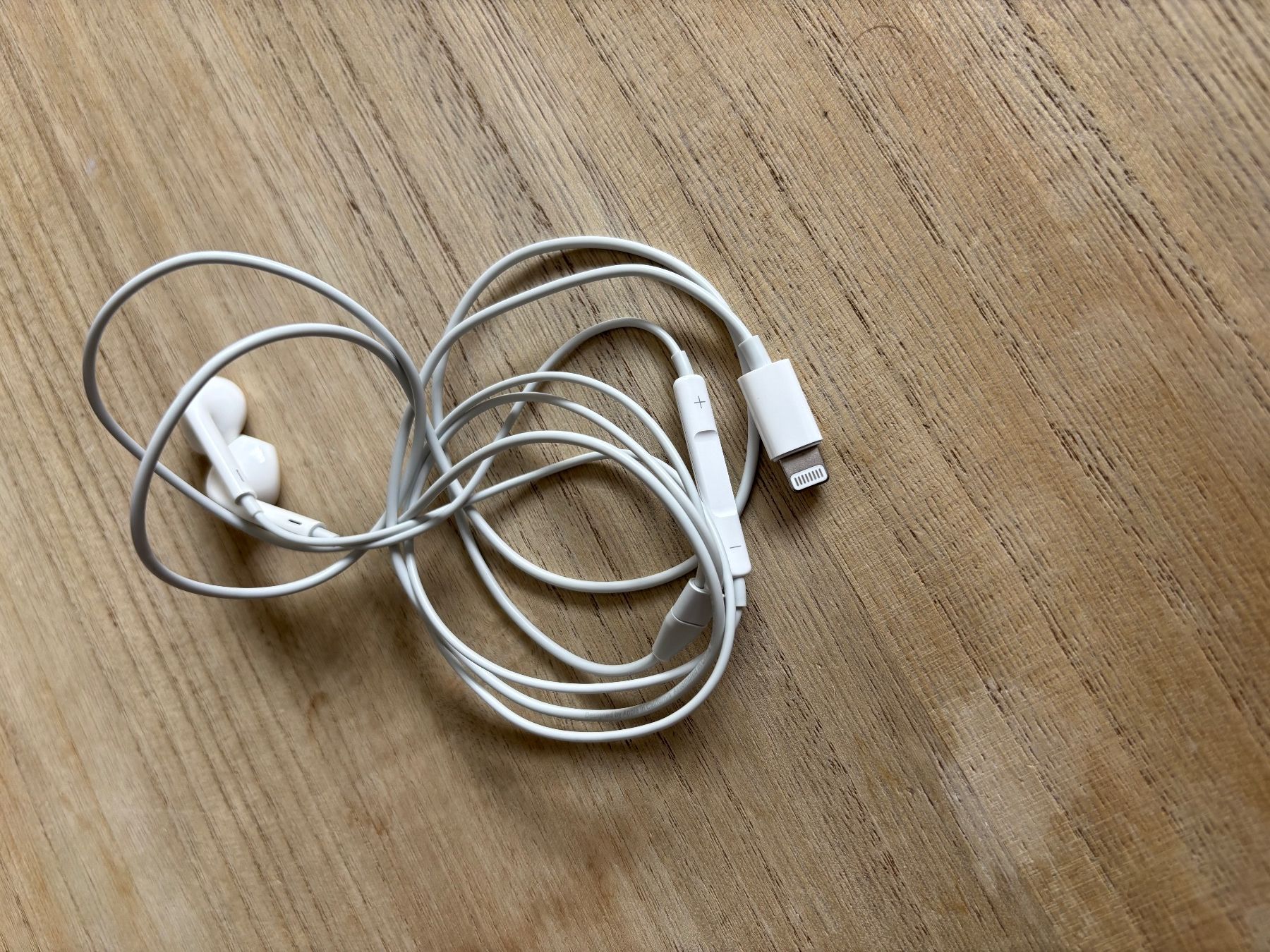 Apple Kopfhörer: Apple EarPods mit Lightning – Neu und originalverpackt aus Belfaux von vik_c6z2 3