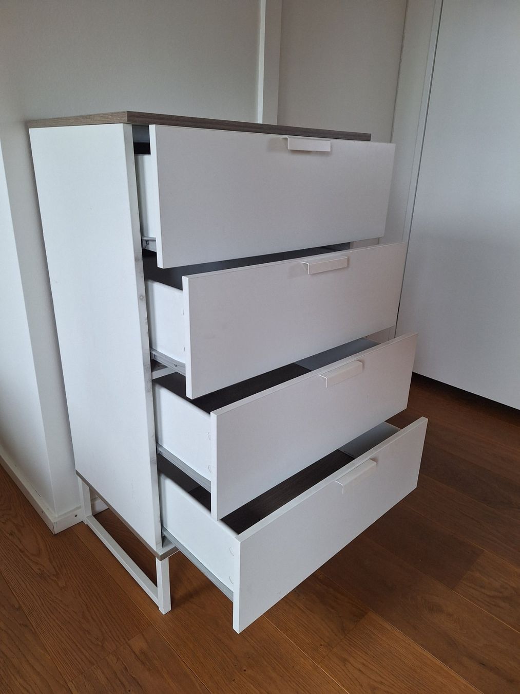 Ikea Commodes: Ikea Kommode weiss mit vier Schubladen – D'occasion à Zürich par traveller09 2