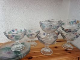 8 Dessert-Schalen und 5 Teller