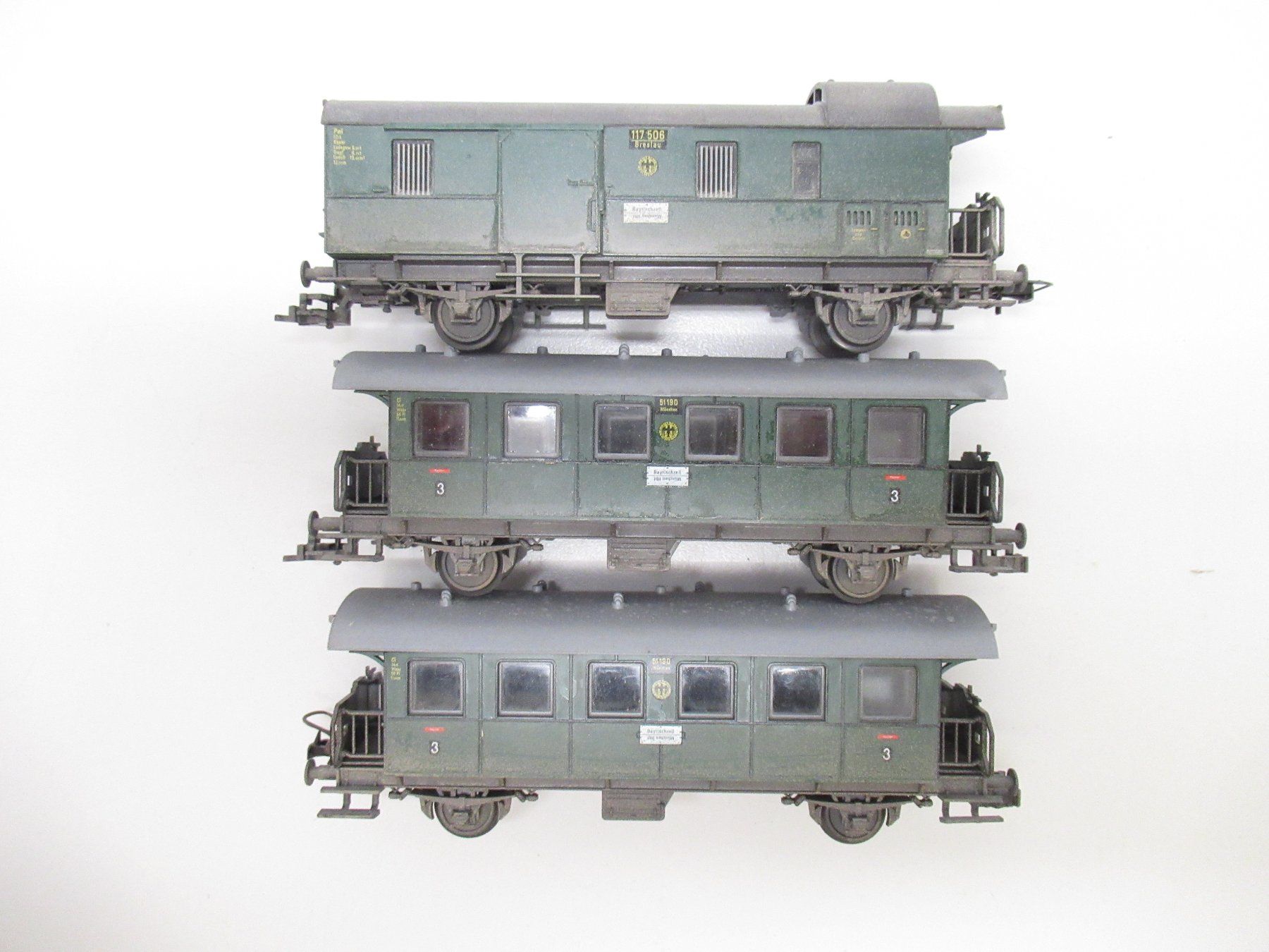 Fleischmann Modellini di ferrovie: Fleischmann 2x 3.Kl Pers.W. + Packwagen DR o.OVP gealtert – Usato da Basel venduto da mhmarken 1