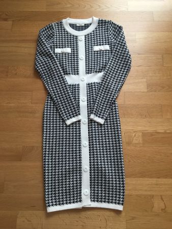 Elegantes tailliertes Winterkleid