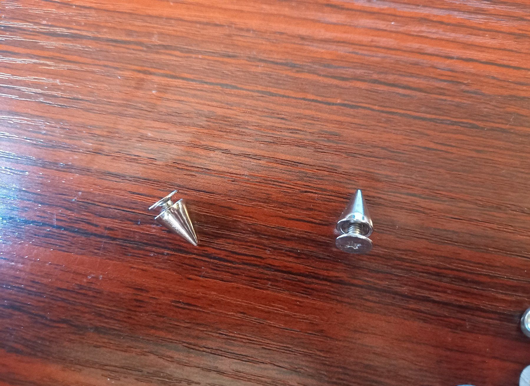 Tutti gli attrezzi: 400x konischen Nieten 7x10mm / rivet conique – Nuovo e nell'imballaggio originale da Lausanne venduto da novastoris 2