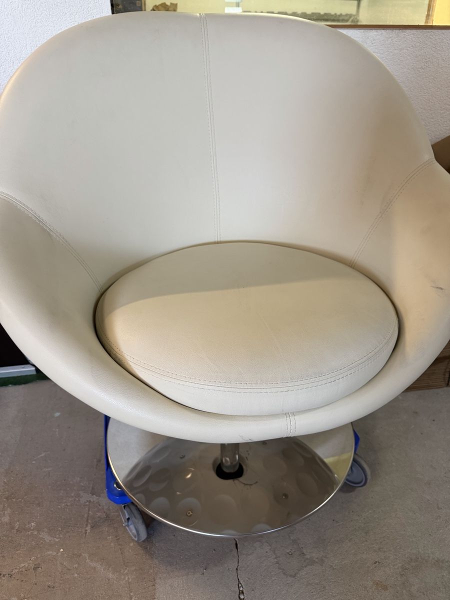 Poltrone: Sessel Golfball Design Leder weiss drehbar  – Usato da Rotkreuz venduto da GoldHeinz