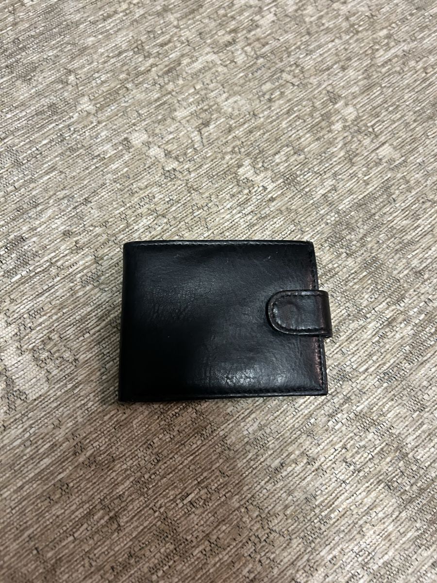 Portafogli: Portefeuille noir en cuir  – Usato da St-George venduto da elena27 1