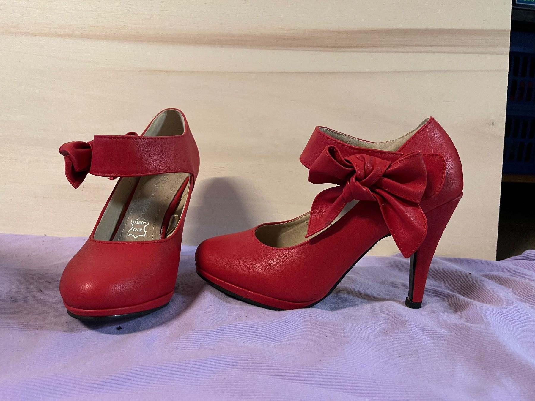 Scarpe da donna: rote Pumps mit Schlaufe – Usato da Reigoldswil venduto da tan_wh69