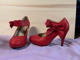 rote Pumps mit Schlaufe