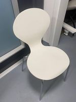 Zu verschenken Stuhl weiss mit Chromgestell.