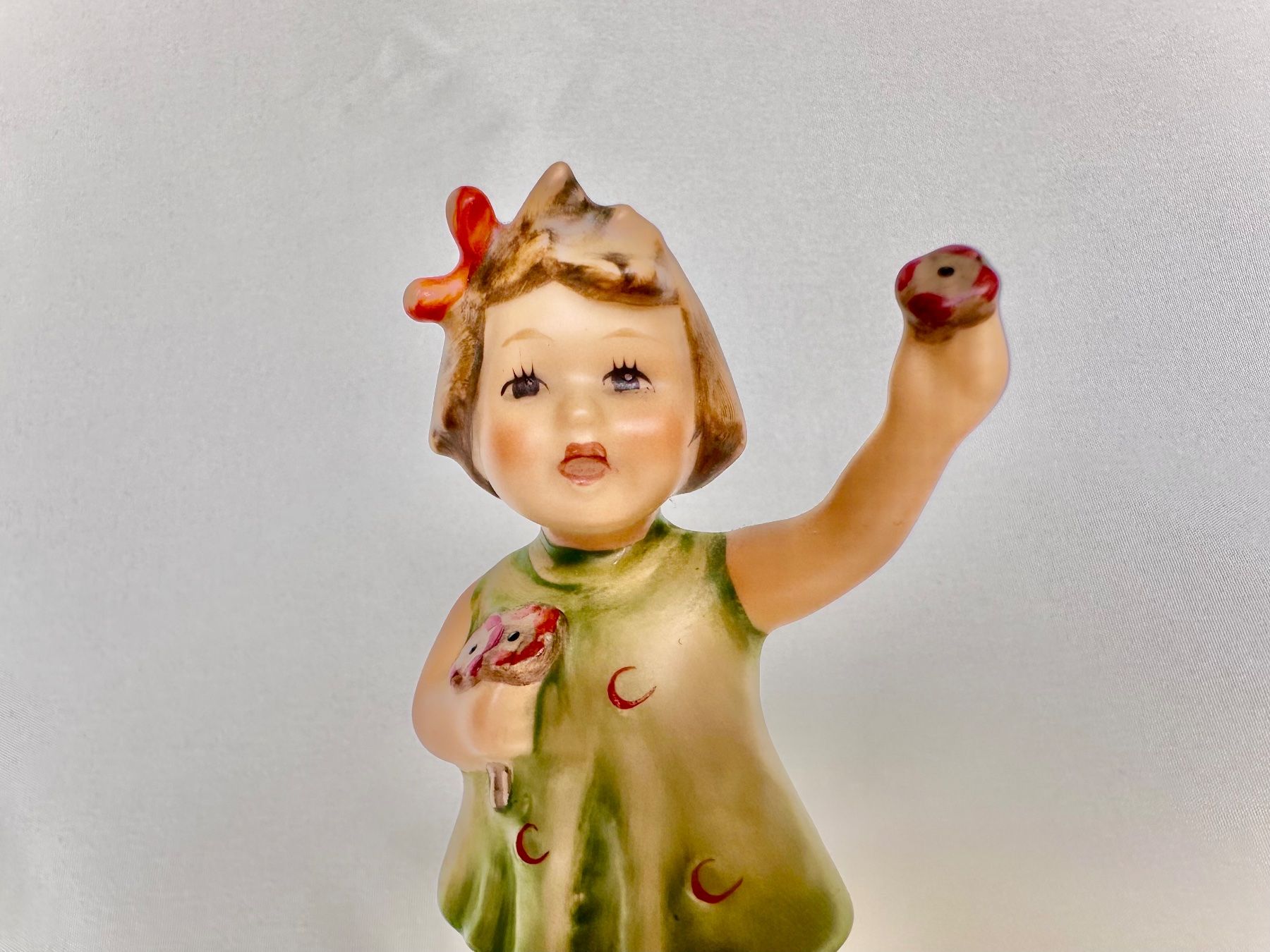 Hummel Statuette: Süsse Goebel Hummel Figur Mädchen mit Blumen – Usato da Steinen venduto da SputnikSweetheart 4