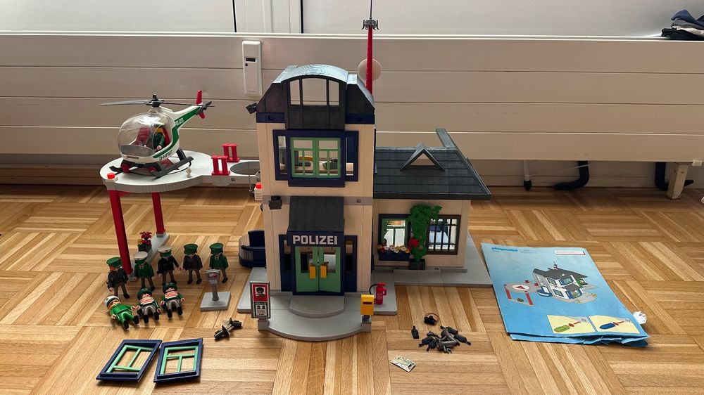 Jeux de construction: Playmobil grosse Polizeistation mit viel Zubehör – D'occasion à Schönenbuch par marisli80
