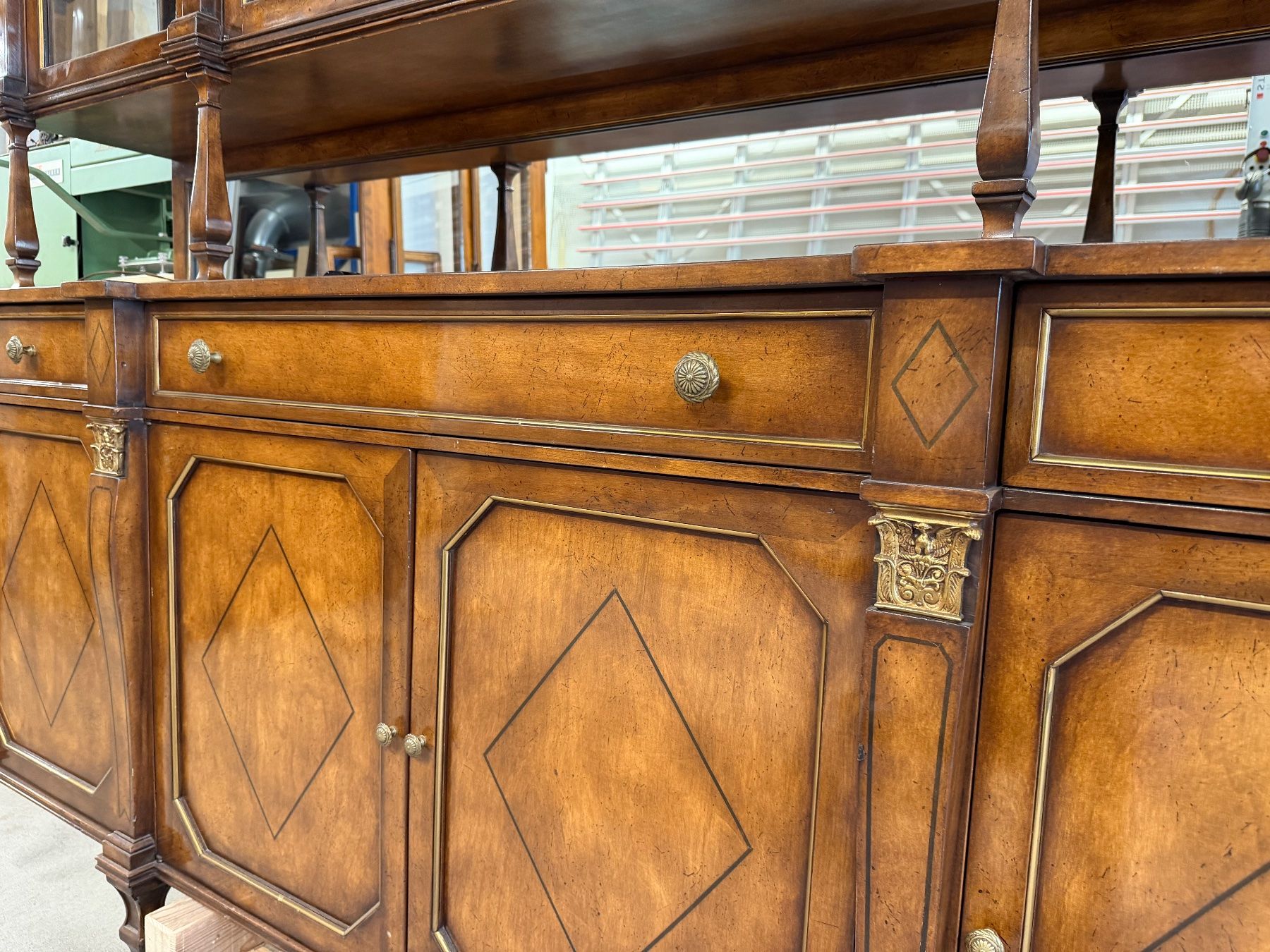 Credenze: Buffet in Nussbaum mit Vitrine Italien – Usato da Brunnen venduto da Stoeffel_ 3