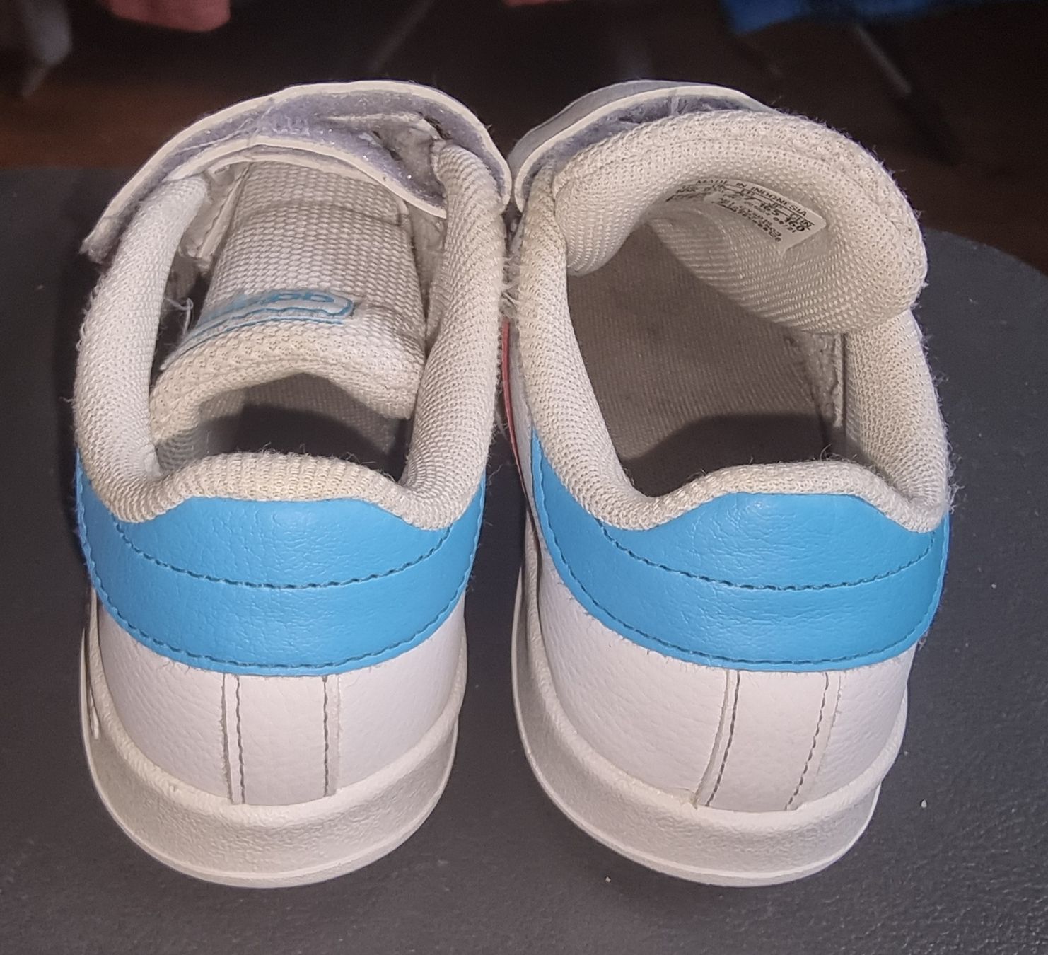 Adidas Chaussures garçon: Adidas Kinder Schuhe, Gr. 27 – D'occasion à Rifferswil par sandra0010 1