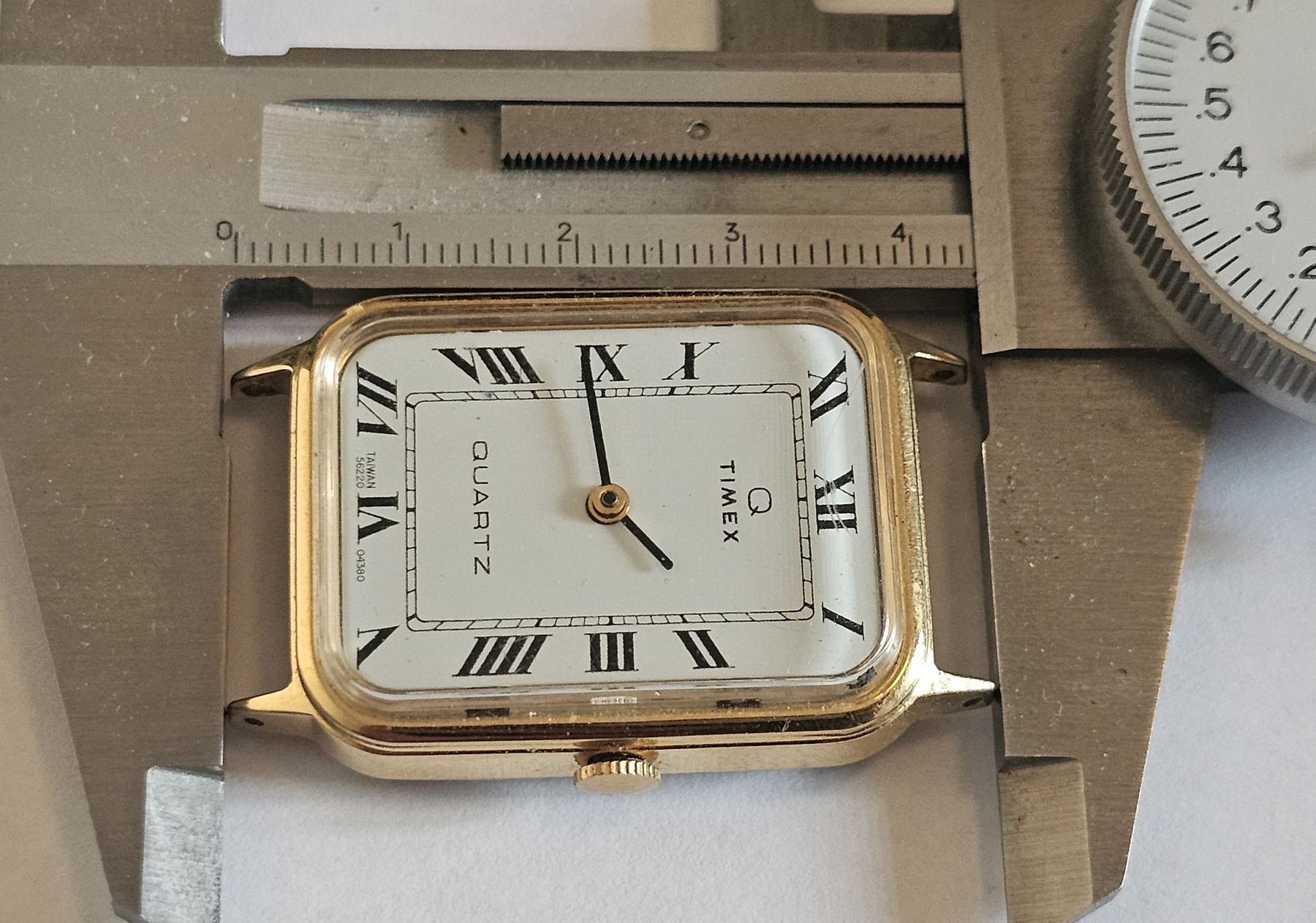 Timex Orologi:  Timex Quartz rectangulaire dorée pour homme DÉFECTUEUSE  – Difettoso da Genève venduto da Fresko01 5