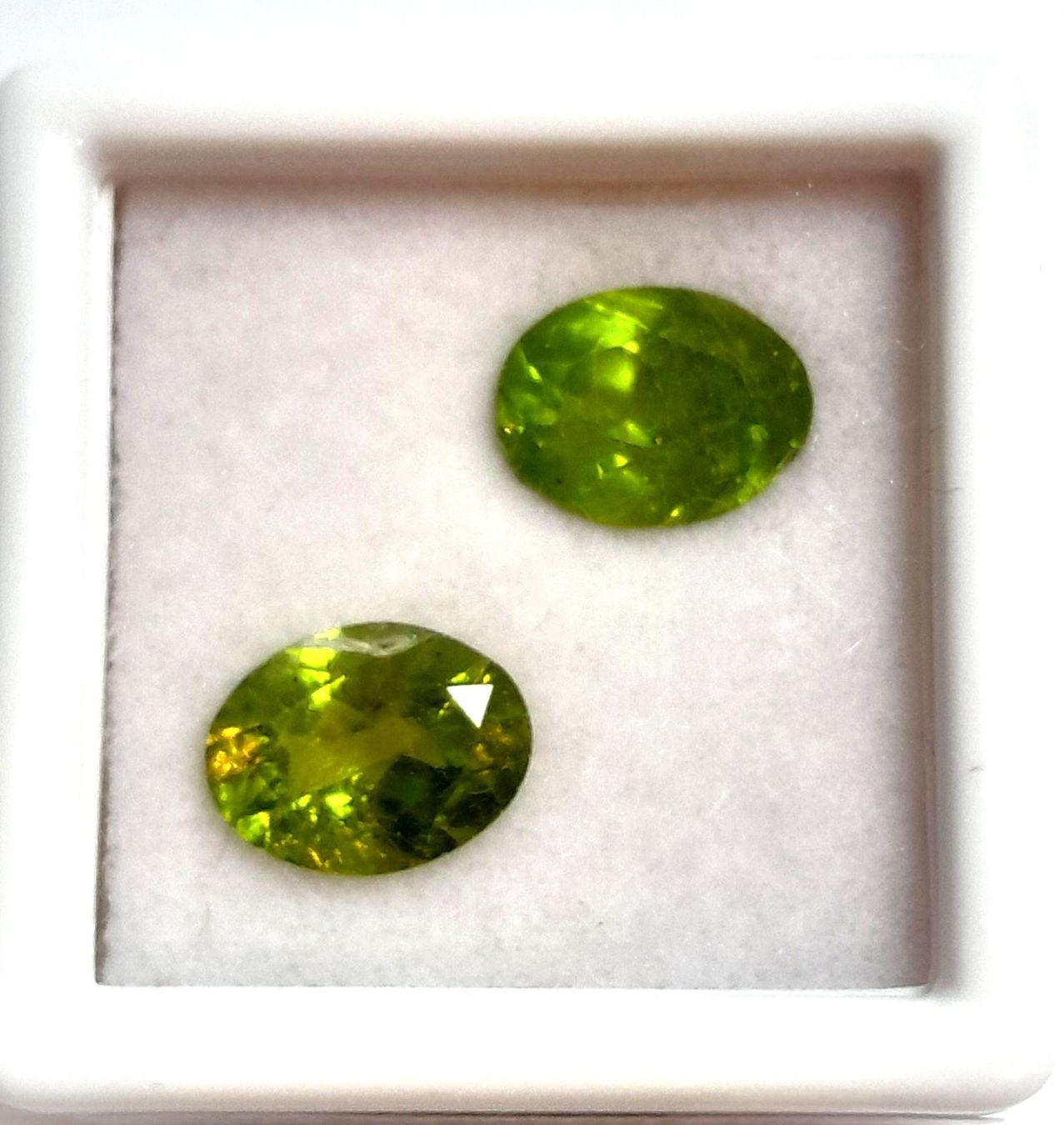 Pierres précieuses: 2x Péridots 10x8 mm - Valeur 410.- Fr – Neuf (Voir description) à Grimisuat par Valgem 2
