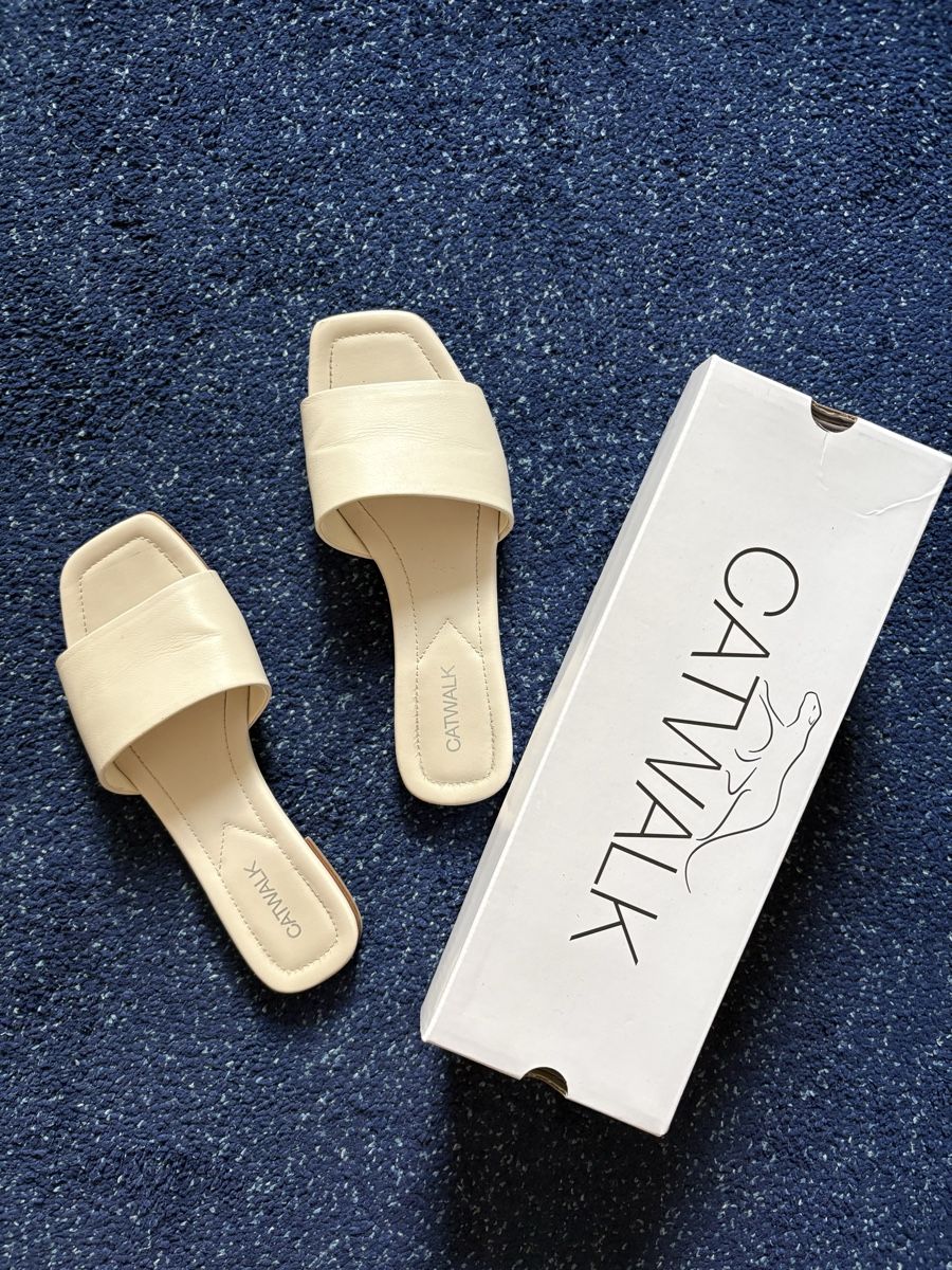 Scarpe da donna: Weiße Pantolette  – Usato da Zürich venduto da bbbggg