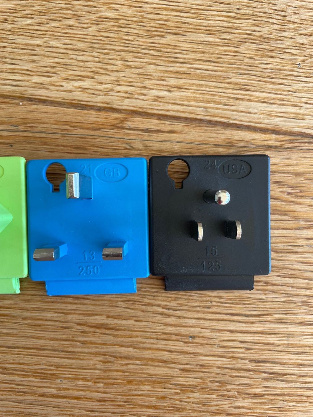 Lecteurs & Adaptateurs: Reiseadapter Universal Set mit Tasche – Neuf (Voir description) à Zürich par mav_ptv5 3