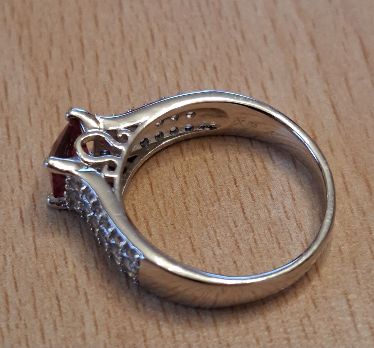 Anelli: Schöner Finger-Ring (Modeschmuck) mit rotem Stein. – Usato da Bern venduto da chuderluri01 1