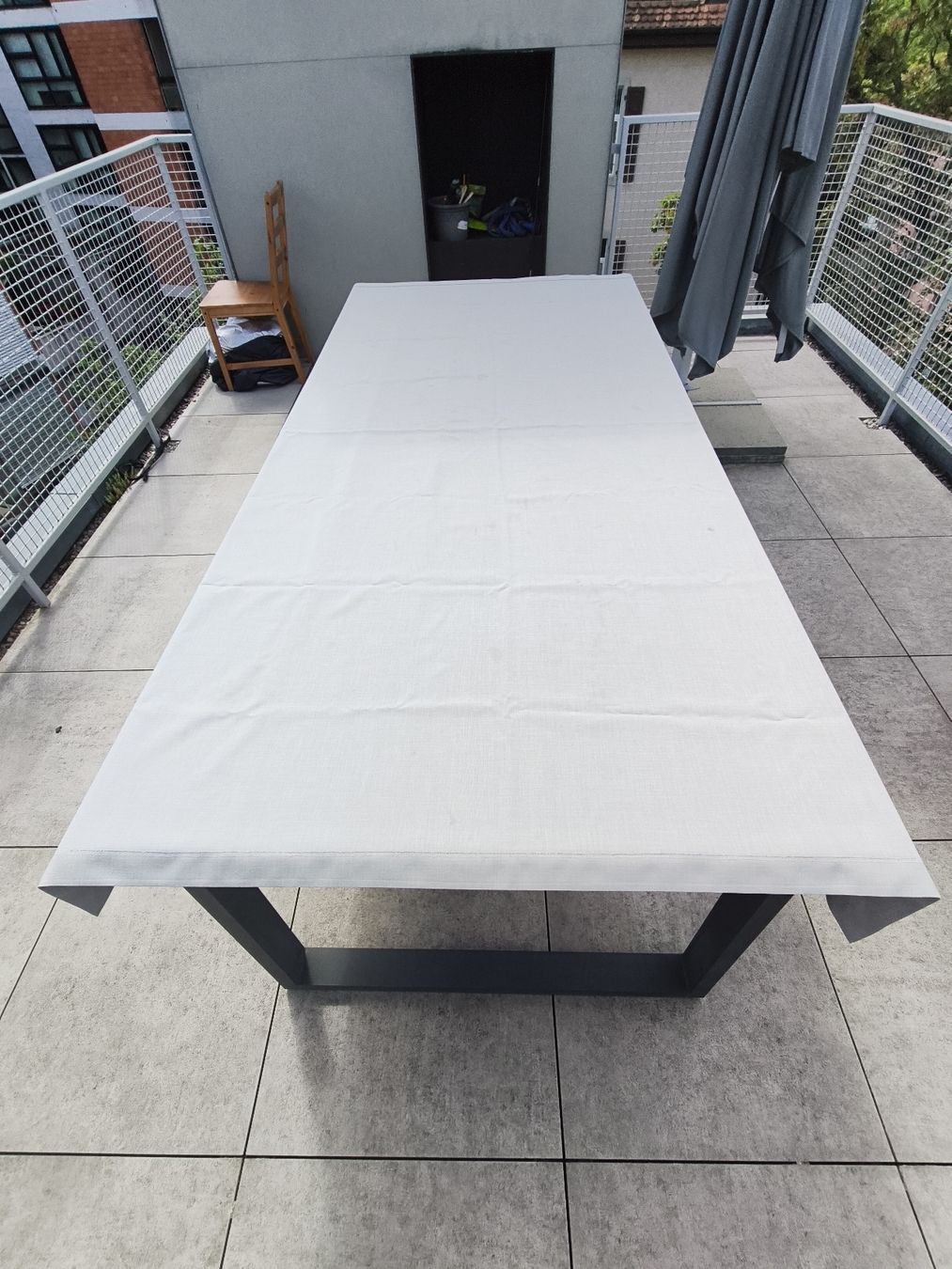 Tavoli: Outdoor Dining Table, Rustic Wood Top, Metal Legs – Usato da Zürich venduto da yul_7ccq