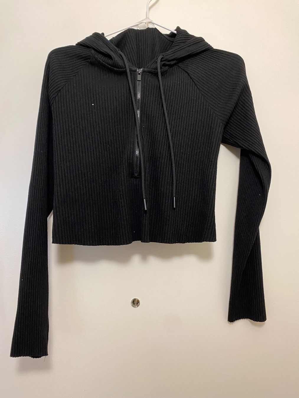 H&M Pullover & Sweatshirts: H&M kurzer Pulli L schwarz mit Kapuze – Gebraucht aus Zürich von Gamecards 1