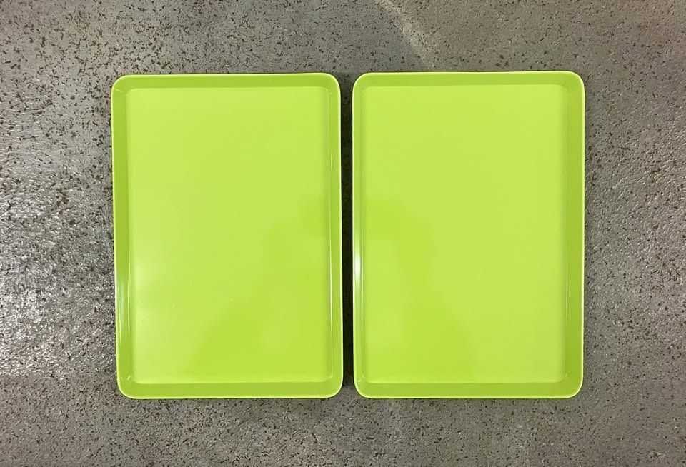 Stühle: 1 (von 2) tablett . stapelbar – Gebraucht aus Allschwil von rotocker 2