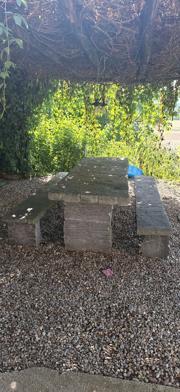Set di tavolo e panche: massiver granittisch mit bänken – Usato da Oberbipp venduto da wolf8277