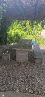 massiver granittisch mit bänken