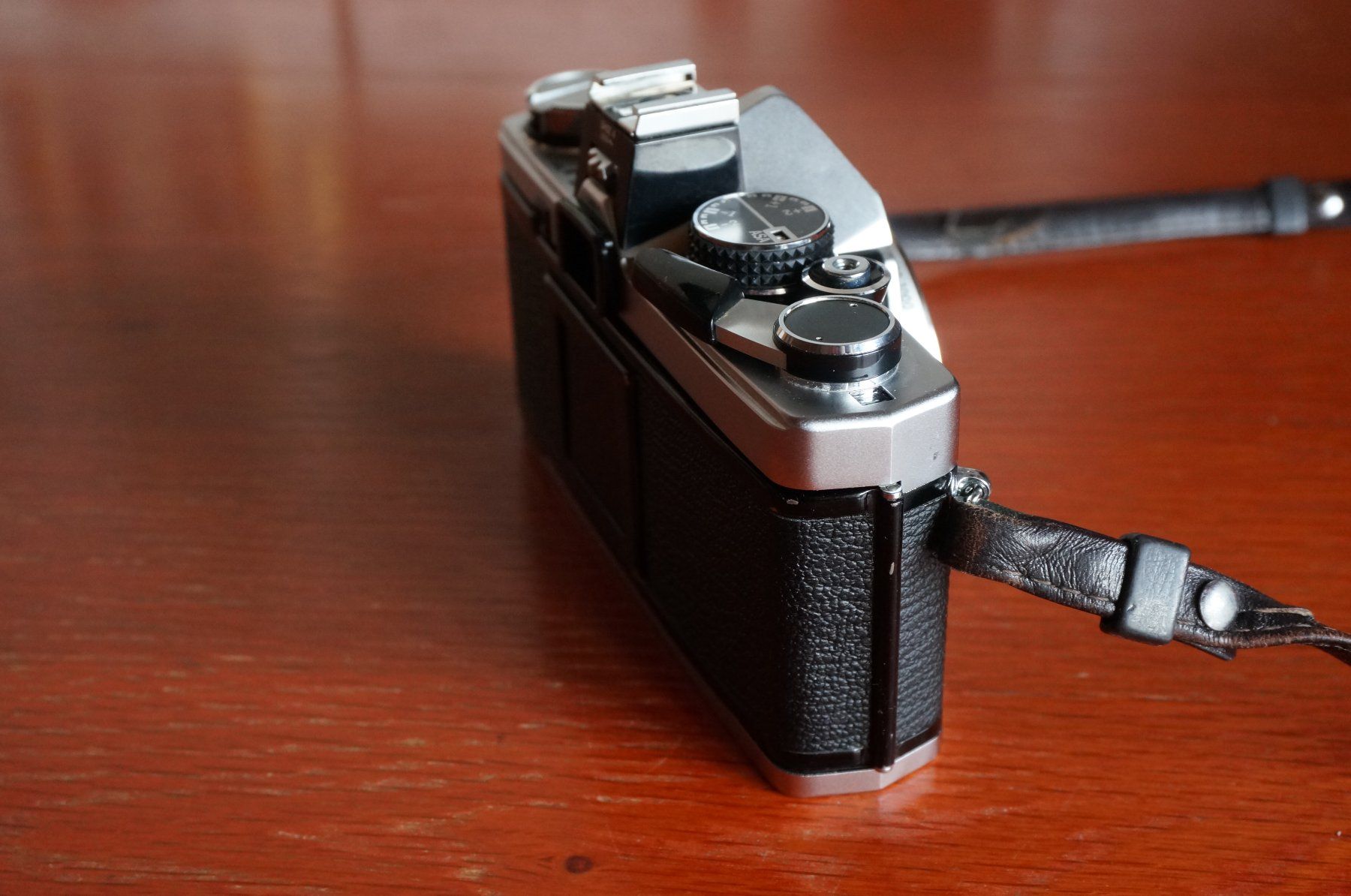 Olympus Fotocamera: Olympus OM-2n Chrom mit Electronic Flash T 32 TOP – Usato da Spreitenbach venduto da Salesmanship 8