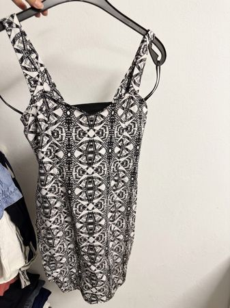 Kleid schwarz weiss mit Riemen am Rücken