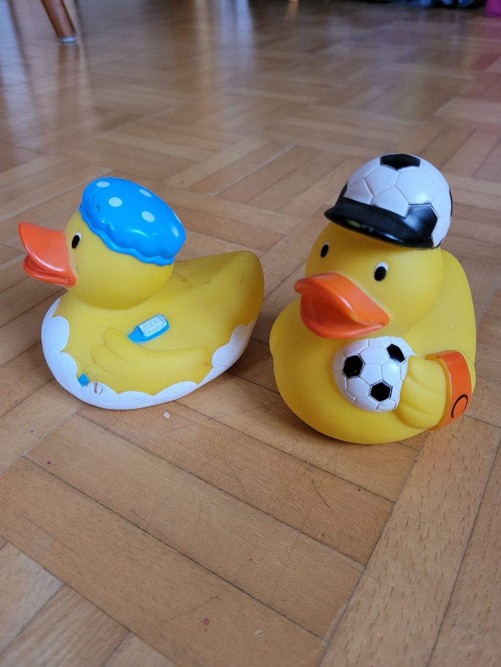 Giocattoli: 2 Badeenten, eine mit Fussball! – Usato da Seengen venduto da Mahu727
