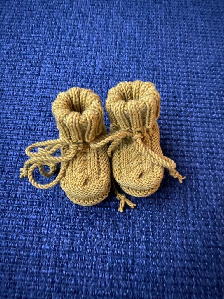 Lana: Finkli / Babyfinkli handgestrickt senf – Nuovo e nell'imballaggio originale da Pfäffikon ZH venduto da Suribu