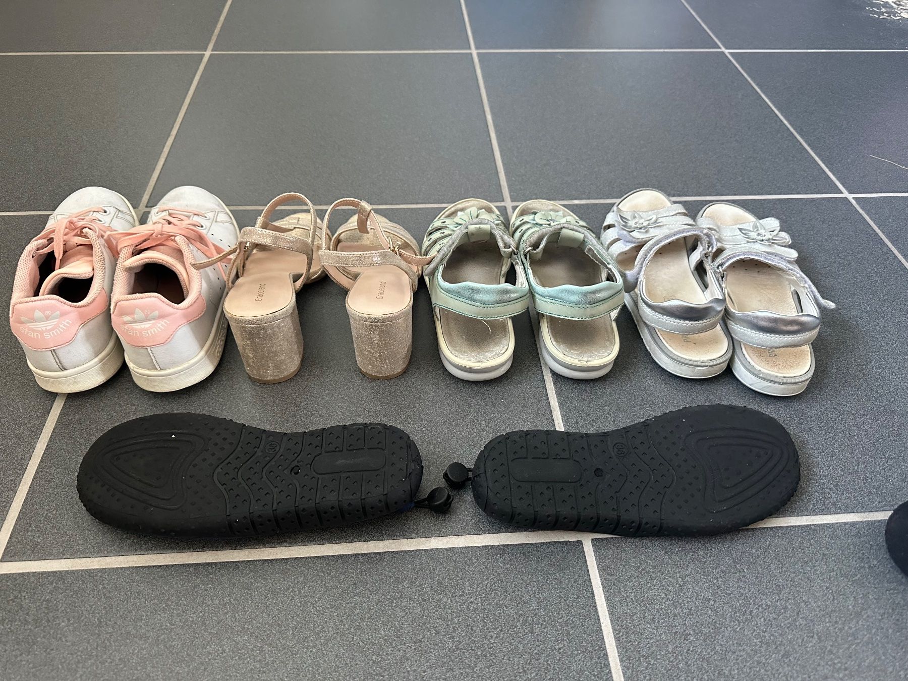 Scarpe per ragazze: 5 Paar Mädchen Sommer Schuhe Gr.36 – Usato da Jonschwil venduto da Tschibo73 7