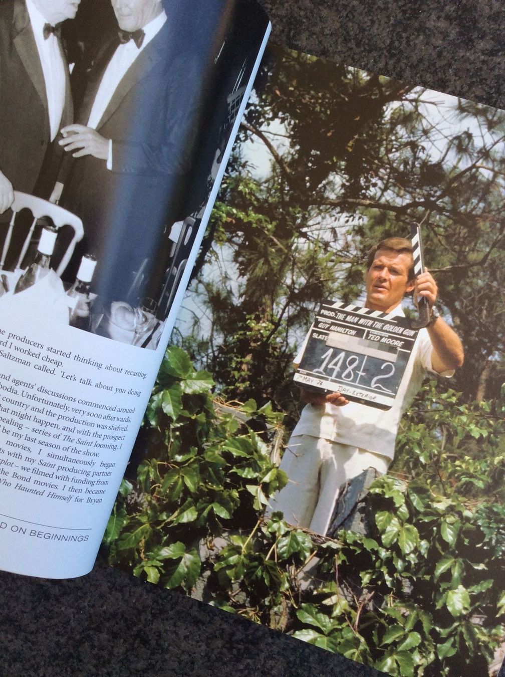 Autografi: Roger Moore, Original Autogramm, auf Buch  Bond on Bond – Usato da Salmsach venduto da aacs65 2