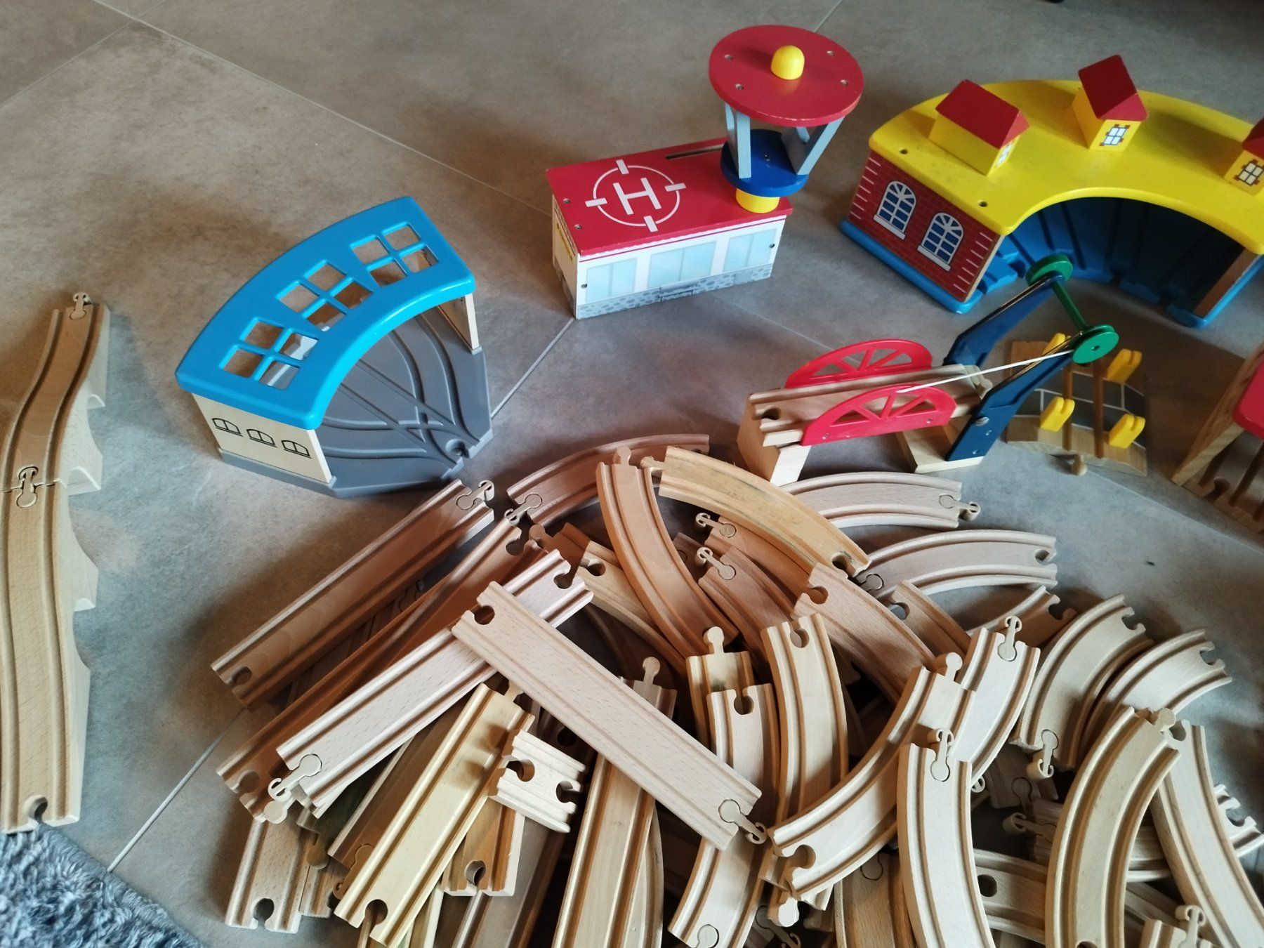 Jouets: Superbe collection de train en bois – D'occasion à Boécourt par aur_d8t5 1