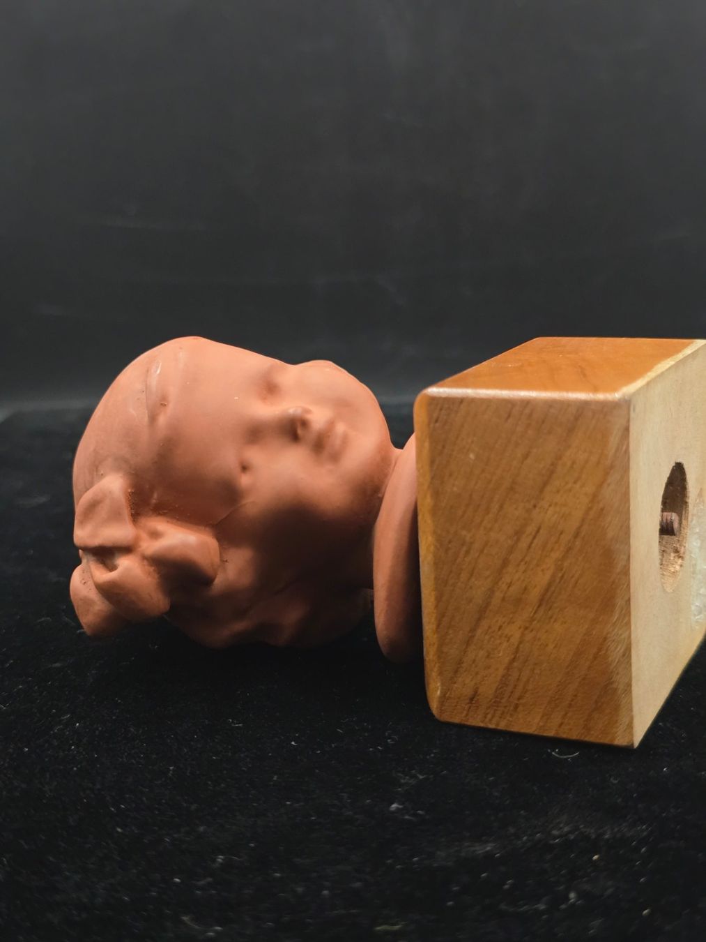 Sculture & Statue: Mädchenkopf Ton auf Holzsockel – Usato da Rorschacherberg venduto da snOOpydOg11 2