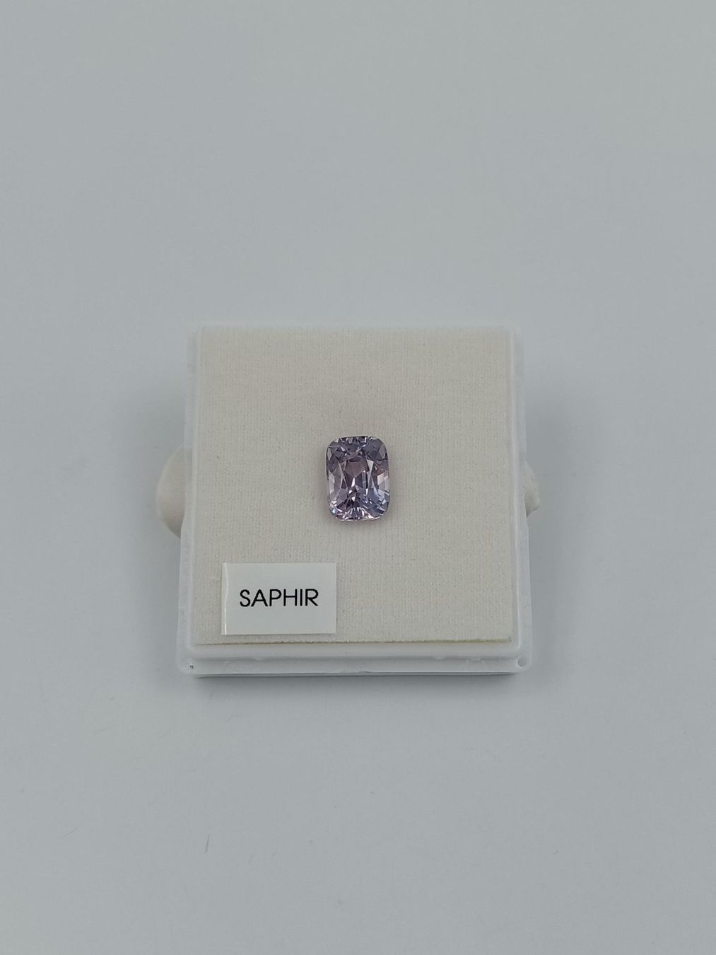 Pietre preziose: 1 FLIEDERFARBENER SAPHIR 12.69 CT. – Usato da Luzern venduto da EdiGem