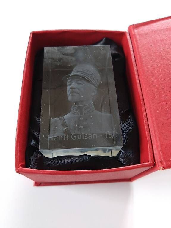 Bicchieri: Glaskubus mit 3D-Portrait-Gravur Henri Guisan – Nuovo (secondo la descrizione) da Thun venduto da Isa84 3