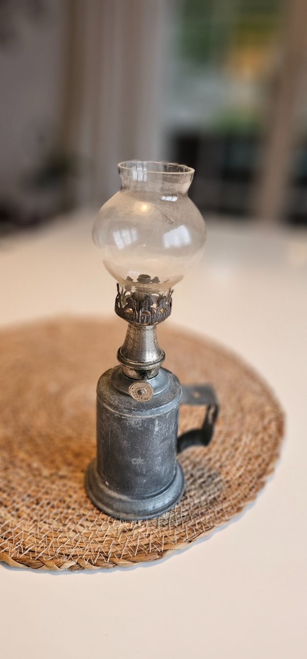 Lampade: Antike Petroleumlampe Metall mit Glaskolben – Usato da Seengen venduto da artemik
