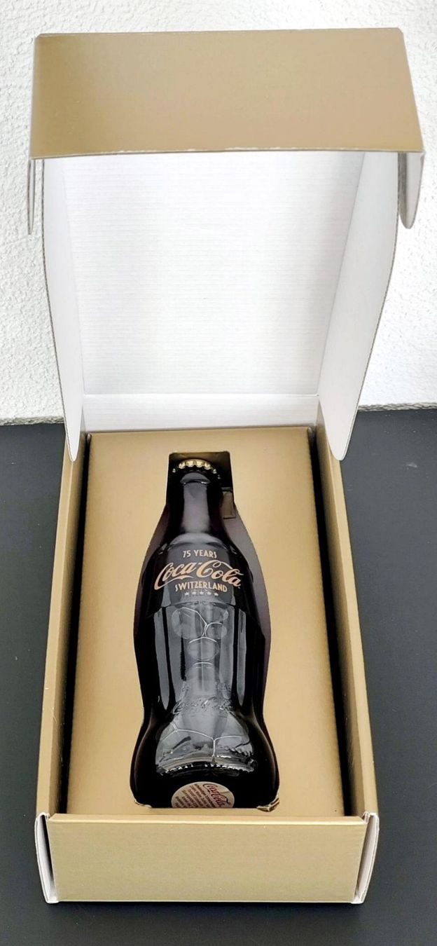 Coca-Cola Apparecchiature e tecnologia a gas: Coca-Cola Jubiläums-Flasche in Originalkarton – Nuovo e nell'imballaggio originale da Pfäffikon ZH venduto da Colacity 3
