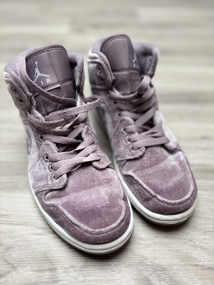 Jordan Damenschuhe: Jordan 1 Mid Samt Sneaker Lila - Gr 37,5 – Gebraucht aus Gossau SG von Swisslady25