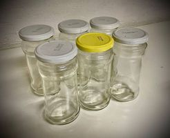 Einmachgläser und kleine Glasflasche mit Bügelverschluss
