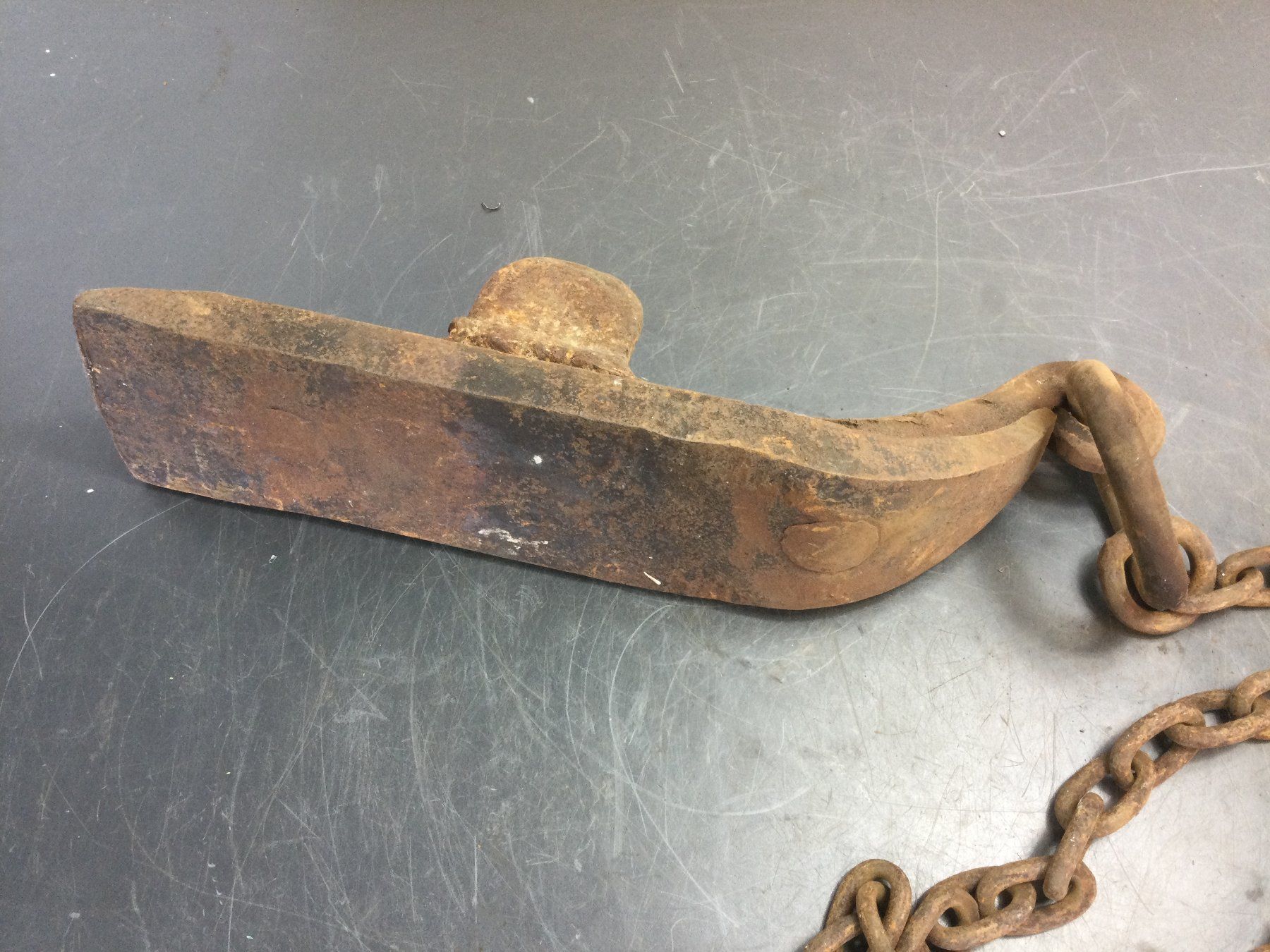 Outils anciens: Antiker kleiner rostiger Radschuh mit Eisenkette – D'occasion à Wangen SZ par kuriosum12 3