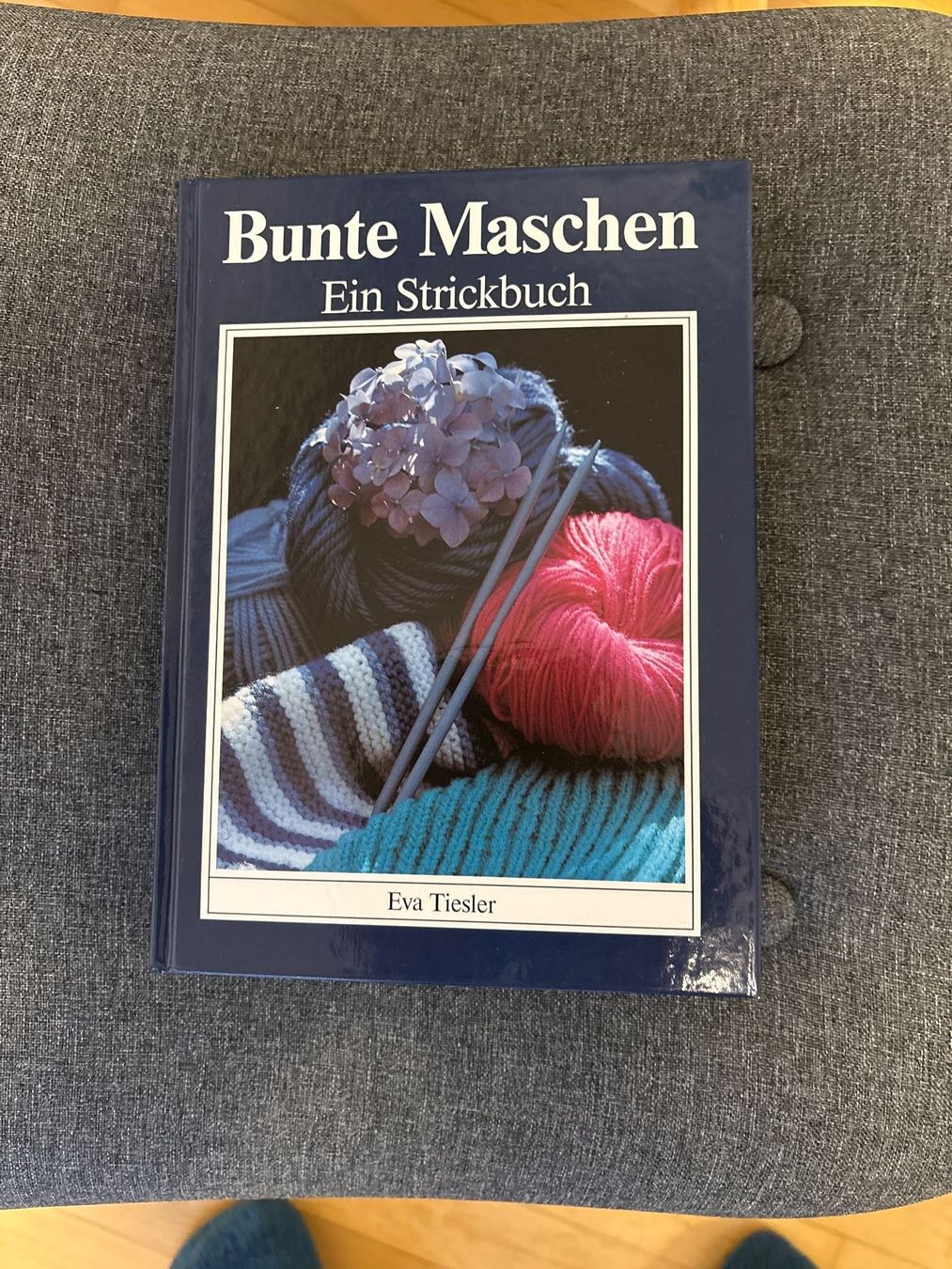 Libri: Neue Strickbuch Bunte Maschen – Nuovo e nell'imballaggio originale da Männedorf venduto da Vespi012